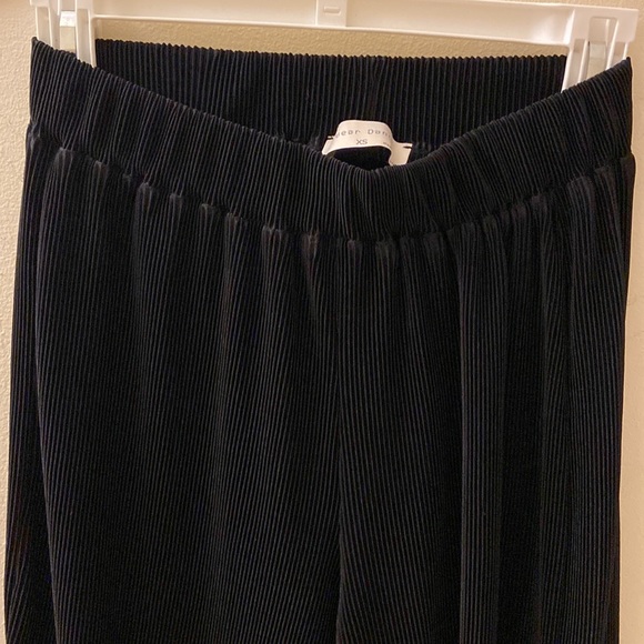 Beautiful Pleated Pants - Picture 2 of 4
